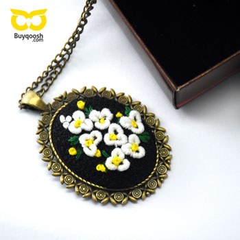 گردن آویز و رومانتویی